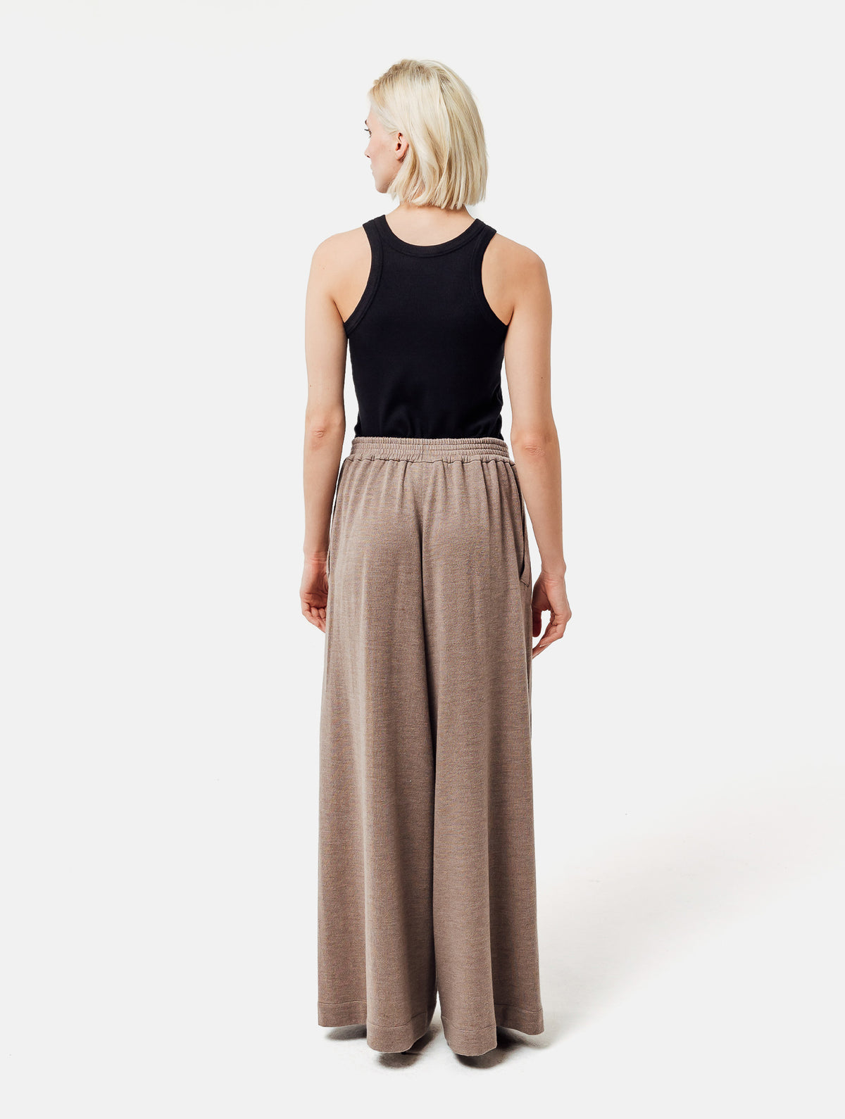 Weite Strickhose mit elatischem Hosenbund und grade geschnittenem Hosenbein, sowie integrierten Seitentaschen. Dieses Modell ist Teil unserer REBORN-Linie und steht für unsere "Zero-Waste-Politik", da mit Stoff aus Altbestand gefertigt.