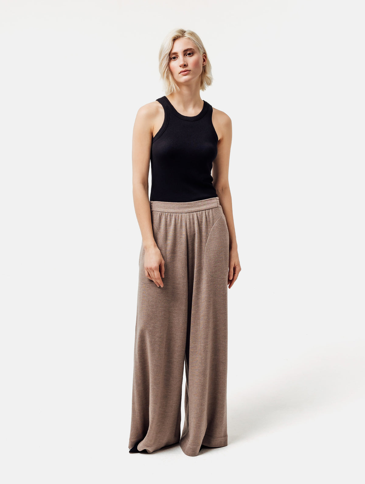 Weite Strickhose mit elatischem Hosenbund und grade geschnittenem Hosenbein, sowie integrierten Seitentaschen. Dieses Modell ist Teil unserer REBORN-Linie und steht für unsere "Zero-Waste-Politik", da mit Stoff aus Altbestand gefertigt.