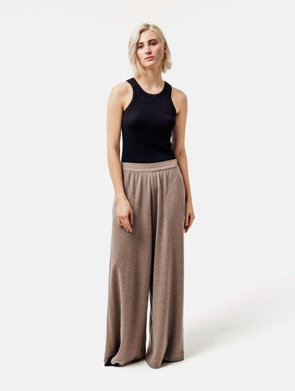 Weite Strickhose mit elatischem Hosenbund und grade geschnittenem Hosenbein, sowie integrierten Seitentaschen. Dieses Modell ist Teil unserer REBORN-Linie und steht für unsere "Zero-Waste-Politik", da mit Stoff aus Altbestand gefertigt.