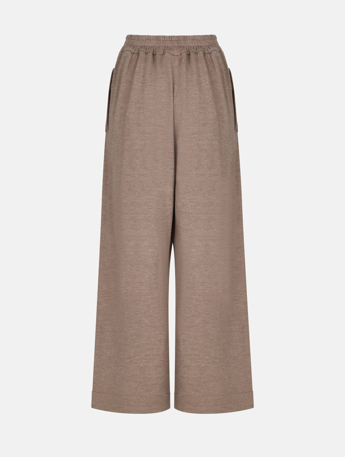 Weite Strickhose mit elatischem Hosenbund und grade geschnittenem Hosenbein, sowie integrierten Seitentaschen. Dieses Modell ist Teil unserer REBORN-Linie und steht für unsere "Zero-Waste-Politik", da mit Stoff aus Altbestand gefertigt.