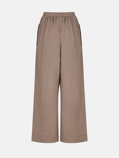 Weite Strickhose mit elatischem Hosenbund und grade geschnittenem Hosenbein, sowie integrierten Seitentaschen. Dieses Modell ist Teil unserer REBORN-Linie und steht für unsere "Zero-Waste-Politik", da mit Stoff aus Altbestand gefertigt.