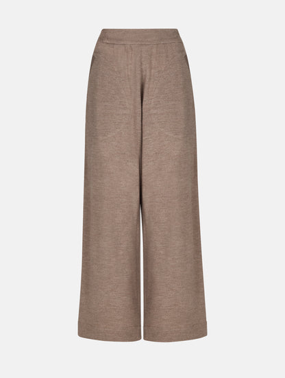 Weite Strickhose mit elatischem Hosenbund und grade geschnittenem Hosenbein, sowie integrierten Seitentaschen. Dieses Modell ist Teil unserer REBORN-Linie und steht für unsere "Zero-Waste-Politik", da mit Stoff aus Altbestand gefertigt.