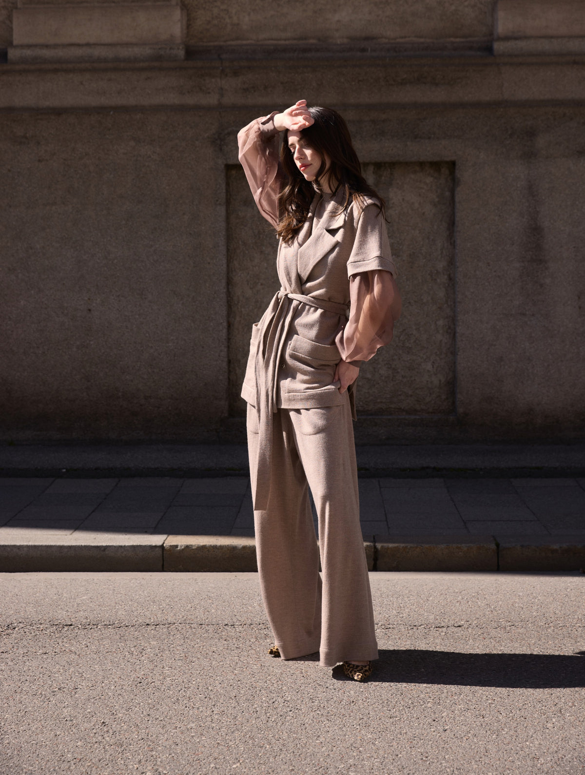 Weite Strickhose mit elatischem Hosenbund und grade geschnittenem Hosenbein, sowie integrierten Seitentaschen. Dieses Modell ist Teil unserer REBORN-Linie und steht für unsere "Zero-Waste-Politik", da mit Stoff aus Altbestand gefertigt.