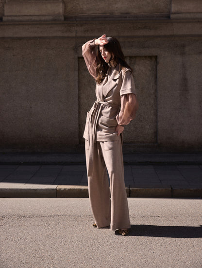Weite Strickhose mit elatischem Hosenbund und grade geschnittenem Hosenbein, sowie integrierten Seitentaschen. Dieses Modell ist Teil unserer REBORN-Linie und steht für unsere "Zero-Waste-Politik", da mit Stoff aus Altbestand gefertigt.