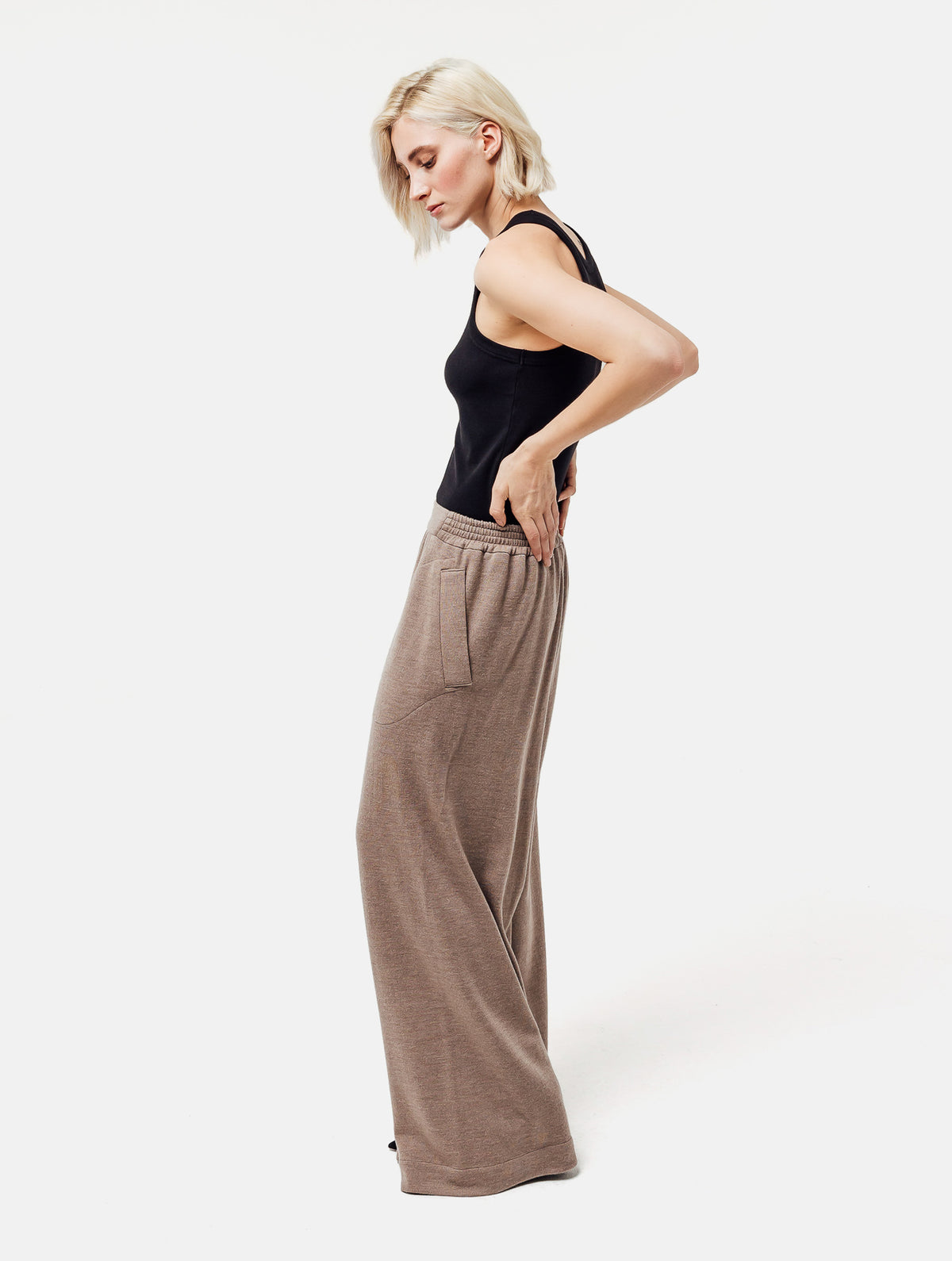 Weite Strickhose mit elatischem Hosenbund und grade geschnittenem Hosenbein, sowie integrierten Seitentaschen. Dieses Modell ist Teil unserer REBORN-Linie und steht für unsere "Zero-Waste-Politik", da mit Stoff aus Altbestand gefertigt.