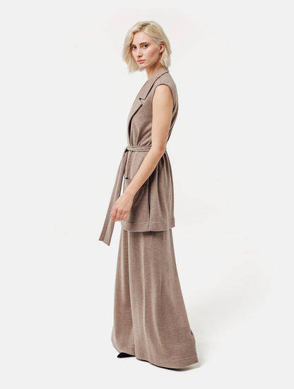 Strickweste mit versteckten Druckknöpfen und passendem Strickgürtel, großzügigen Reverskragen und großen integrierten Taschen, sowie Seitenschlitzen. Dieses Modell ist Teil unserer REBORN-Linie und steht für unsere "Zero-Waste-Politik", da mit Stoff aus Altbestand gefertigt.