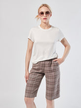 Bermuda aus weichem Viskose-Leinen-Mix in elegantem High-Waist Schnitt, seitlichen Eingriffstaschen und langen Abnähern auf der Vorderseite