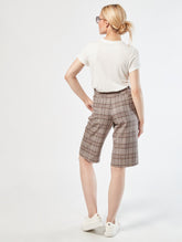 Bermuda aus weichem Viskose-Leinen-Mix in elegantem High-Waist Schnitt, seitlichen Eingriffstaschen und langen Abnähern auf der Vorderseite