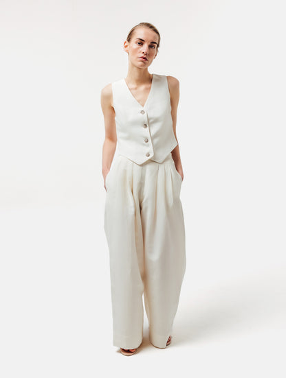 Taillierte Weste mit 4 Knöpfen im Vorderteil, aus hochwertigem Leinen-Silk Mix, hochwertige Viskose als Futter im Rückenteil (Innenseite). Stoff kommt aus einem Dead Stock, daher nachhaltig. 