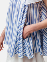 Weit geschnittenes Tanktop aus gestreifter Baumwolle mit weißem Schleifendetail und seperaten Gürtel aus weißer Baumwolle. Versteckte Seitentaschen in den Seitennähten. Dieses Produkt ist Teil unserer Reborn Linie.