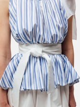 Weit geschnittenes Tanktop aus gestreifter Baumwolle mit weißem Schleifendetail und seperaten Gürtel aus weißer Baumwolle. Versteckte Seitentaschen in den Seitennähten. Dieses Produkt ist Teil unserer Reborn Linie.