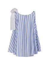 Weit geschnittenes Tanktop aus gestreifter Baumwolle mit weißem Schleifendetail und seperaten Gürtel aus weißer Baumwolle. Versteckte Seitentaschen in den Seitennähten. Dieses Produkt ist Teil unserer Reborn Linie.