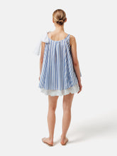 Weit geschnittenes Tanktop aus gestreifter Baumwolle mit weißem Schleifendetail und seperaten Gürtel aus weißer Baumwolle. Versteckte Seitentaschen in den Seitennähten. Dieses Produkt ist Teil unserer Reborn Linie.