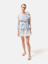 Weit geschnittenes Tanktop aus gestreifter Baumwolle mit weißem Schleifendetail und seperaten Gürtel aus weißer Baumwolle. Versteckte Seitentaschen in den Seitennähten. Dieses Produkt ist Teil unserer Reborn Linie.