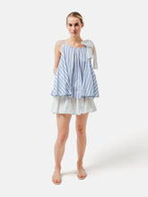 Weit geschnittenes Tanktop aus gestreifter Baumwolle mit weißem Schleifendetail und seperaten Gürtel aus weißer Baumwolle. Versteckte Seitentaschen in den Seitennähten. Dieses Produkt ist Teil unserer Reborn Linie.