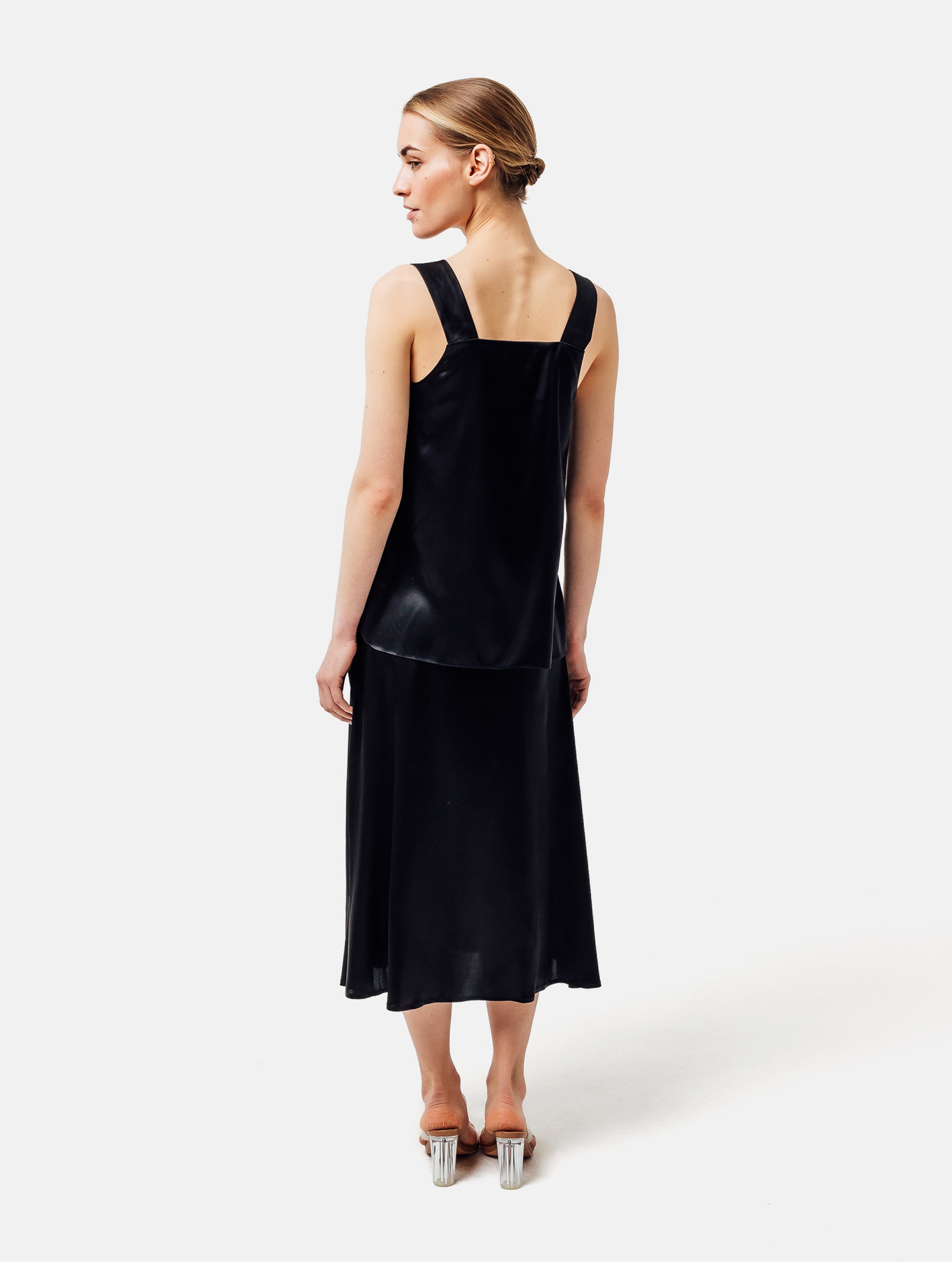 Tanktop aus Seidensatin mit breiten Trägern und Brustabnähern, sowie kleinen Einsätzen am Saumende an den Seitennähten. Dieses Produkt ist Teil unserer Reborn Linie.