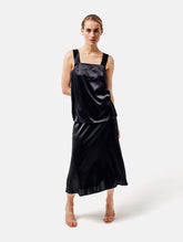 Tanktop aus Seidensatin mit breiten Trägern und Brustabnähern, sowie kleinen Einsätzen am Saumende an den Seitennähten. Dieses Produkt ist Teil unserer Reborn Linie.