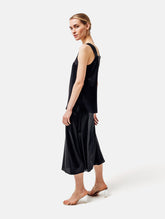 Tanktop aus Seidensatin mit breiten Trägern und Brustabnähern, sowie kleinen Einsätzen am Saumende an den Seitennähten. Dieses Produkt ist Teil unserer Reborn Linie.