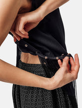 Grade geschnittenes kurzes Top aus Woll-Mix mit abnehmbaren langen Fransen aus Viskose. Dieses Modell ist Teil unserer Reborn Linie, da aus dem ehemaligen Top Alissa hergestellt worden ist.