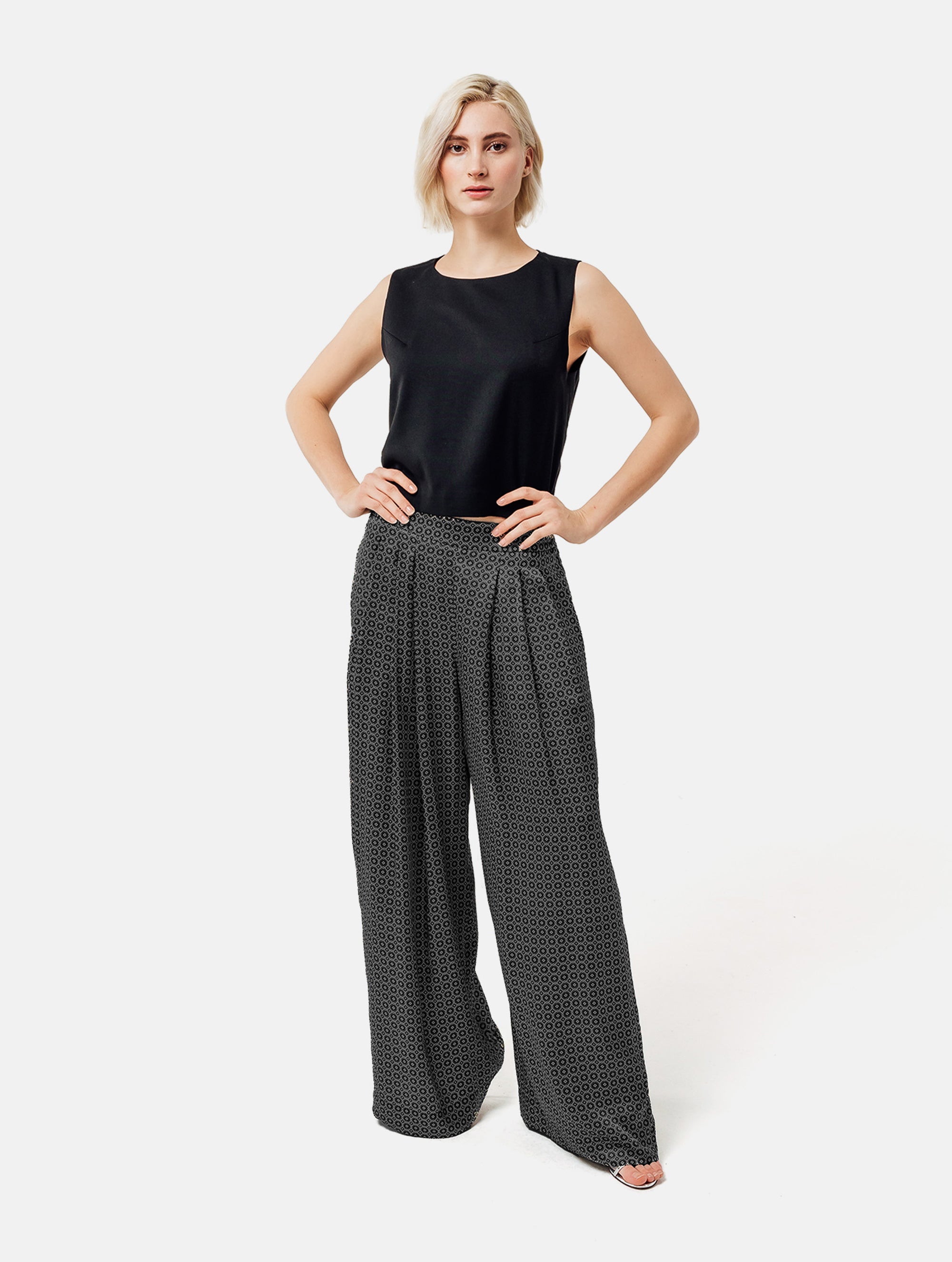 Grade geschnittenes kurzes Top aus Woll-Mix mit abnehmbaren langen Fransen aus Viskose. Dieses Modell ist Teil unserer Reborn Linie, da aus dem ehemaligen Top Alissa hergestellt worden ist.
