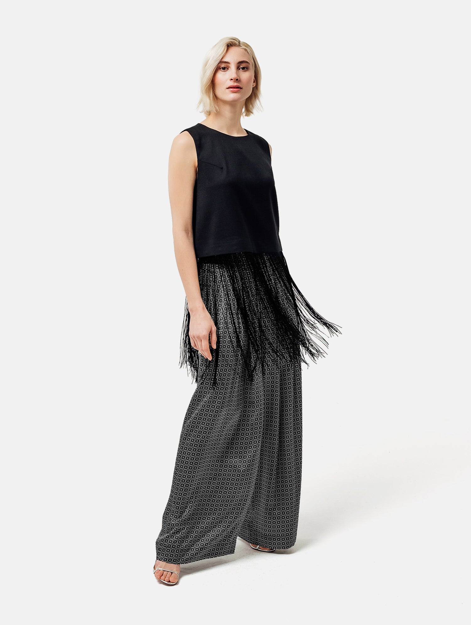 Grade geschnittenes kurzes Top aus Woll-Mix mit abnehmbaren langen Fransen aus Viskose. Dieses Modell ist Teil unserer Reborn Linie, da aus dem ehemaligen Top Alissa hergestellt worden ist.