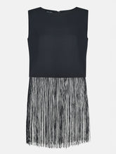 Grade geschnittenes kurzes Top aus Woll-Mix mit abnehmbaren langen Fransen aus Viskose. Dieses Modell ist Teil unserer Reborn Linie, da aus dem ehemaligen Top Alissa hergestellt worden ist.