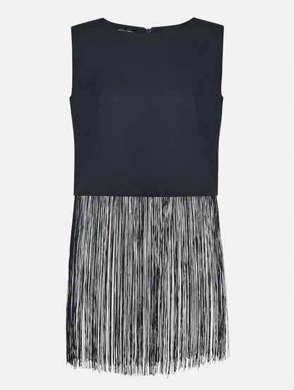 Grade geschnittenes kurzes Top aus Woll-Mix mit abnehmbaren langen Fransen aus Viskose. Dieses Modell ist Teil unserer Reborn Linie, da aus dem ehemaligen Top Alissa hergestellt worden ist.