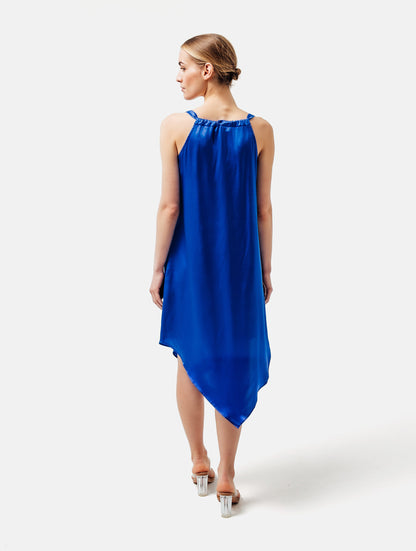 Zeitloses Trägerkleid aus fließender Satinseide mit tiefem V-Ausschnitt und spitz zulaufend für eine raffinierte Silhouette.