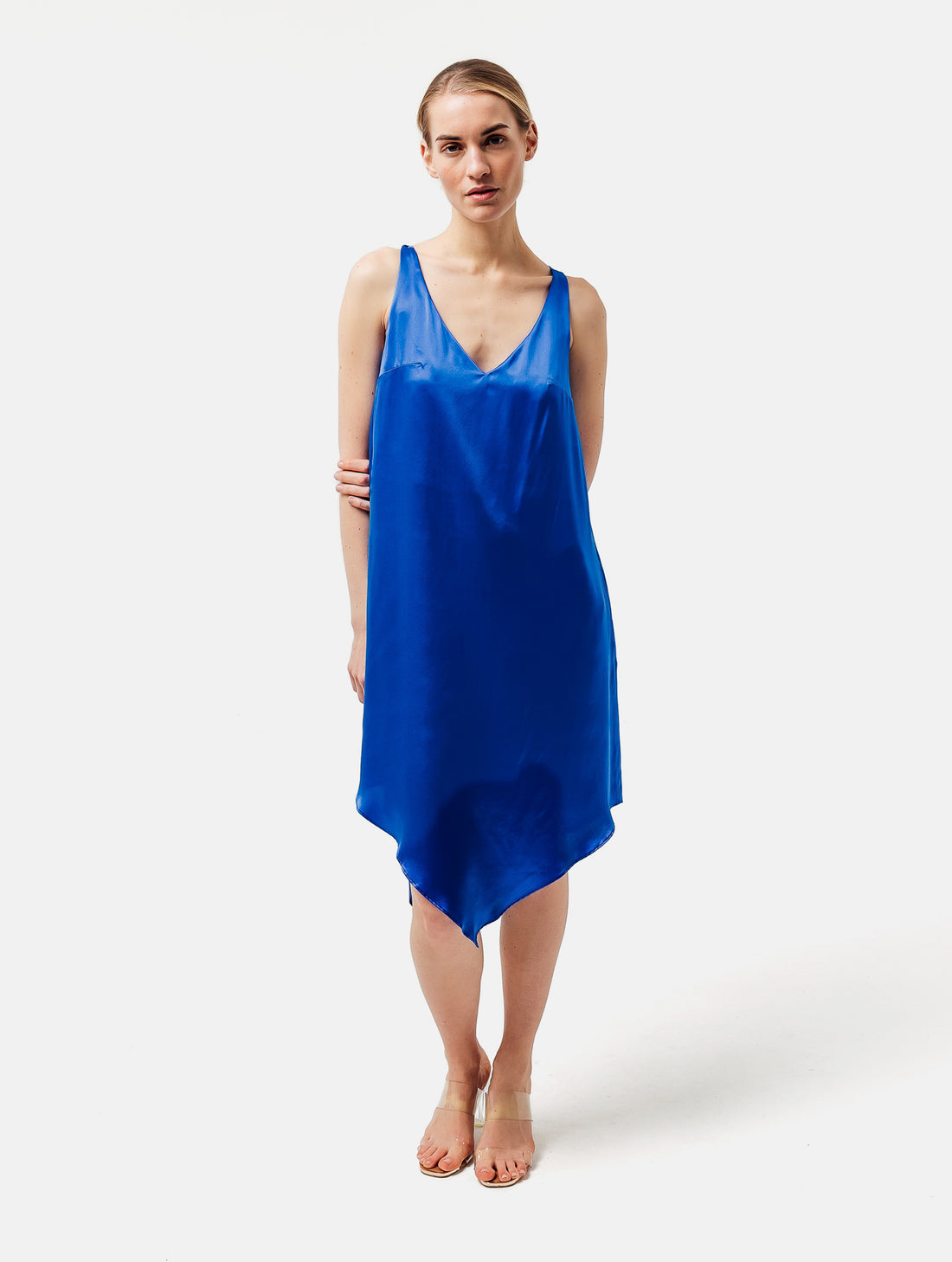 Zeitloses Trägerkleid aus fließender Satinseide mit tiefem V-Ausschnitt und spitz zulaufend für eine raffinierte Silhouette.