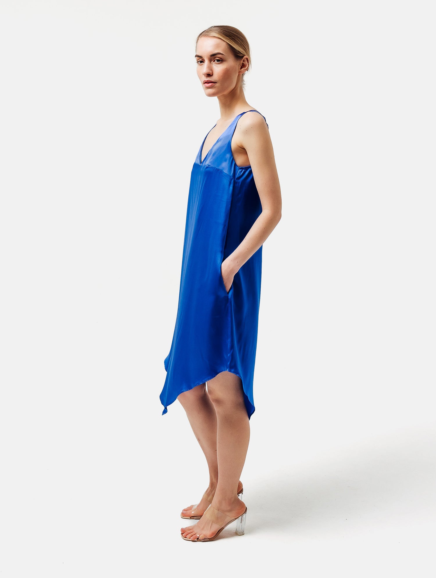 Zeitloses Trägerkleid aus fließender Satinseide mit tiefem V-Ausschnitt und spitz zulaufend für eine raffinierte Silhouette.