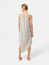 Zeitloses Trägerkleid aus fließender Satinseide mit tiefem V-Ausschnitt und spitz zulaufend für eine raffinierte Silhouette.