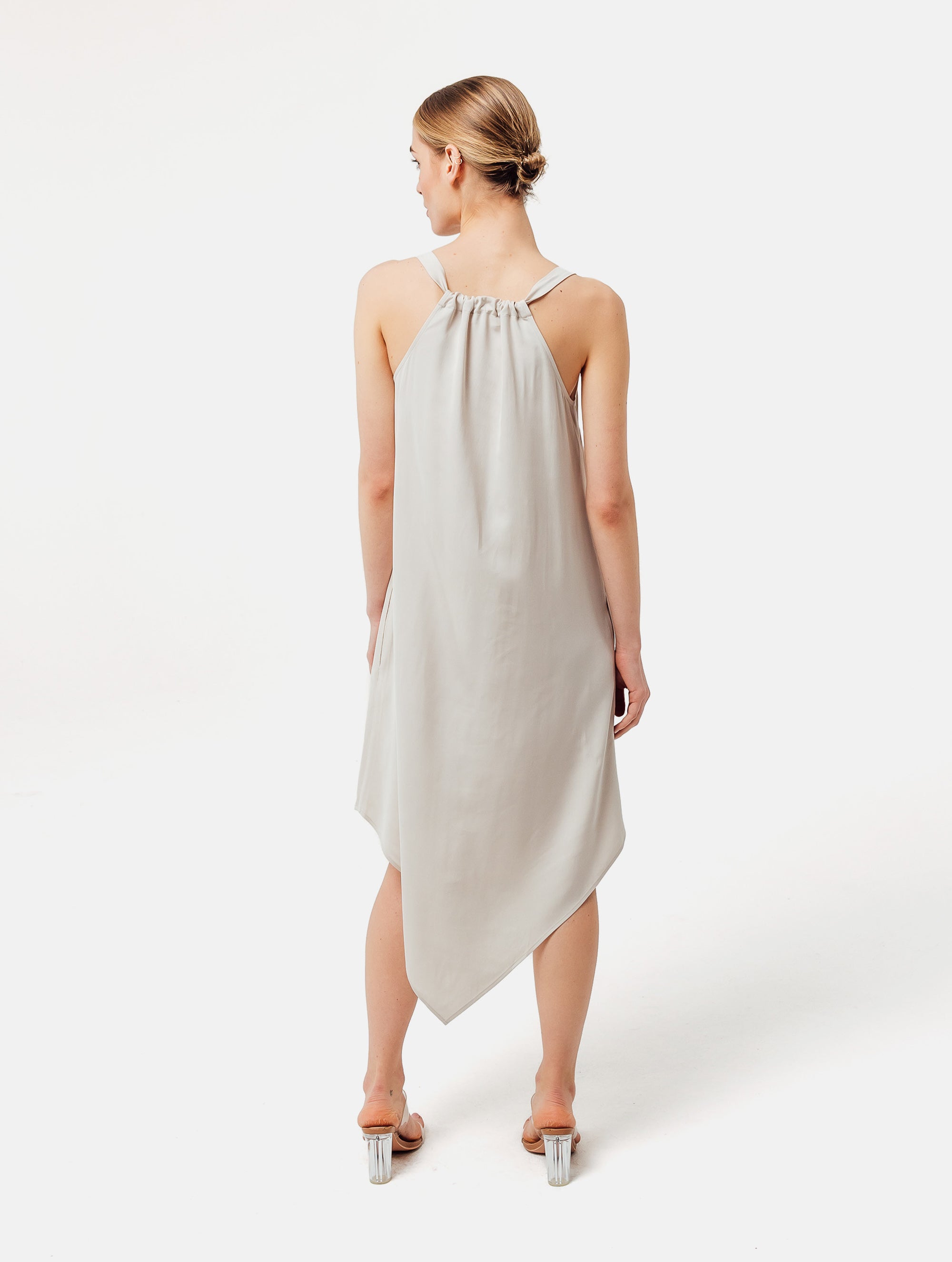 Zeitloses Trägerkleid aus fließender Satinseide mit tiefem V-Ausschnitt und spitz zulaufend für eine raffinierte Silhouette.