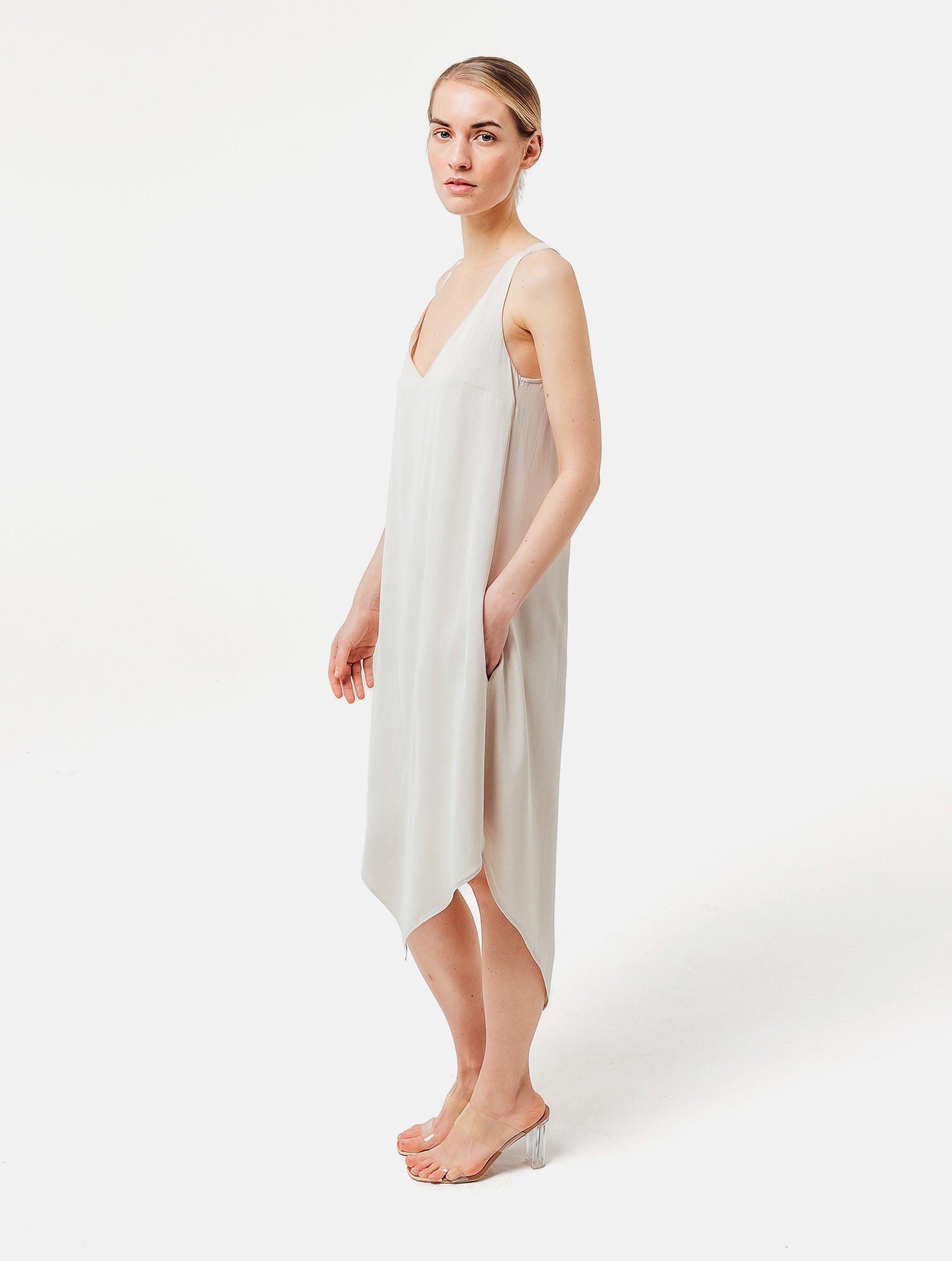 Zeitloses Trägerkleid aus fließender Satinseide mit tiefem V-Ausschnitt und spitz zulaufend für eine raffinierte Silhouette.