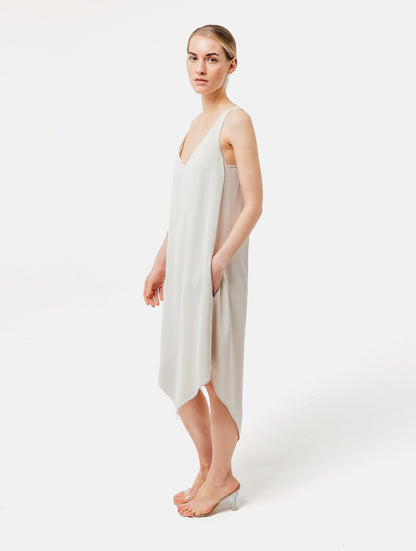 Zeitloses Trägerkleid aus fließender Satinseide mit tiefem V-Ausschnitt und spitz zulaufend für eine raffinierte Silhouette.