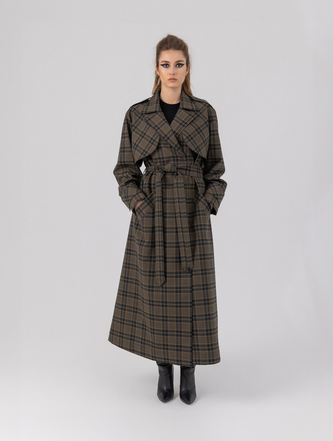 Karierter Maxi-Trenchcoat mit Gürtel und angesetzten Ärmeln mit Ärmelgürteln, sowie Schulterklappen.