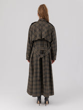 Karierter Maxi-Trenchcoat mit Gürtel und angesetzten Ärmeln mit Ärmelgürteln, sowie Schulterklappen.