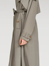 Doppelreihiger Trenchcoat aus 100% Seide, mit Schulter -und Rückencoller und extralangen Schulter- und Manschettenriegel