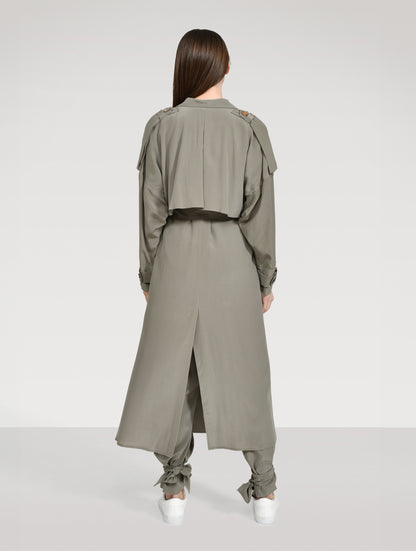 Doppelreihiger Trenchcoat aus 100% Seide, mit Schulter -und Rückencoller und extralangen Schulter- und Manschettenriegel.