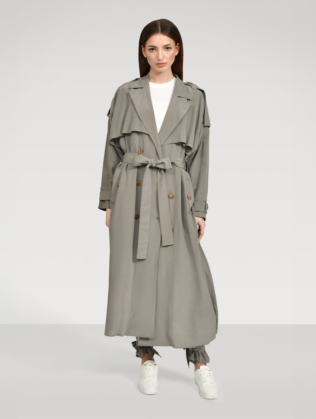 Doppelreihiger Trenchcoat aus 100% Seide, mit Schulter -und Rückencoller und extralangen Schulter- und Manschettenriegel.