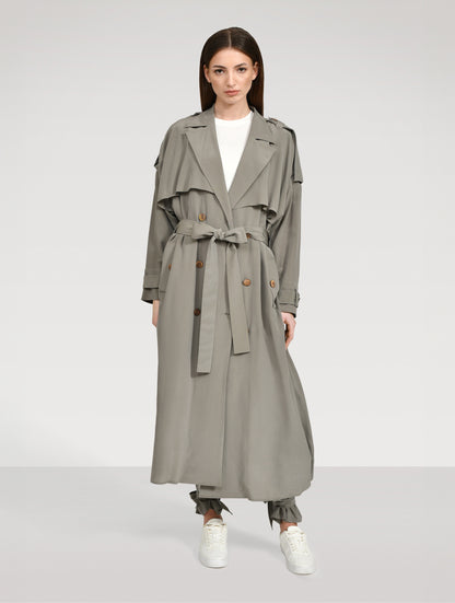 Doppelreihiger Trenchcoat aus 100% Seide, mit Schulter -und Rückencoller und extralangen Schulter- und Manschettenriegel.