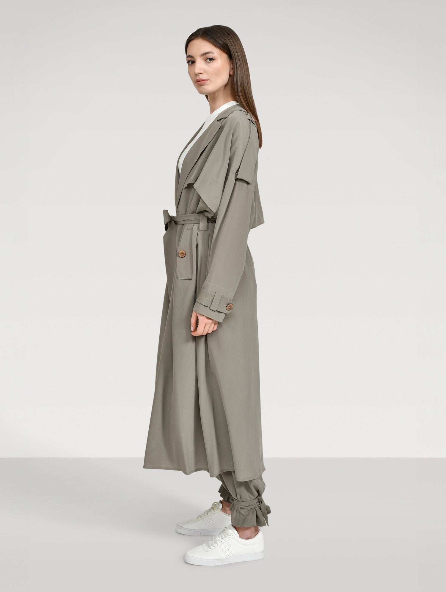 Doppelreihiger Trenchcoat aus 100% Seide, mit Schulter -und Rückencoller und extralangen Schulter- und Manschettenriegel.