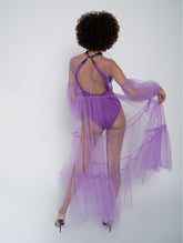 Lila Maxikleid aus Tüll mit weitem Rock und Puffärmeln