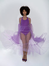 Lila Maxikleid aus Tüll mit weitem Rock und Puffärmeln