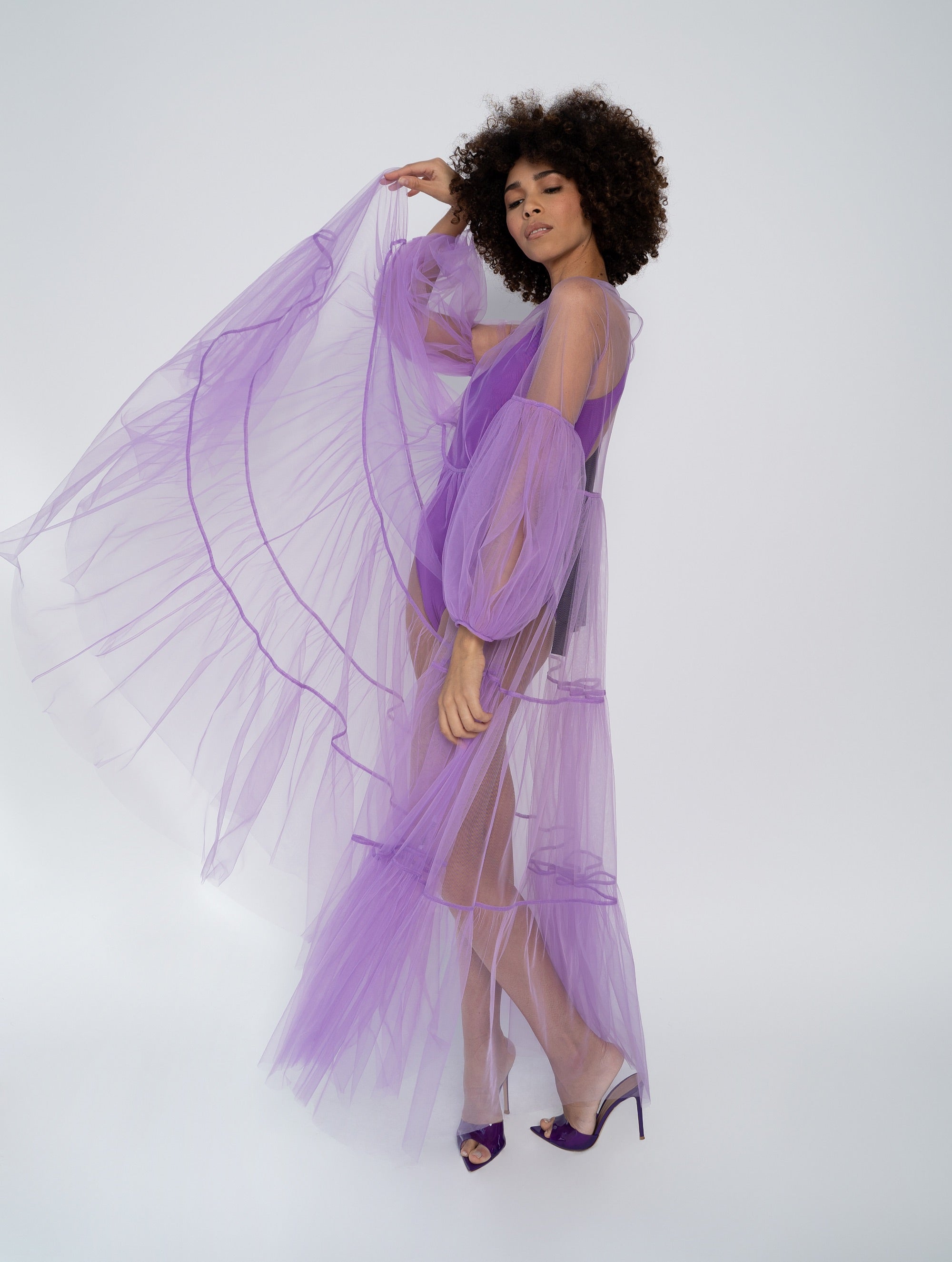 Lila Maxikleid aus Tüll mit weitem Rock und Puffärmeln