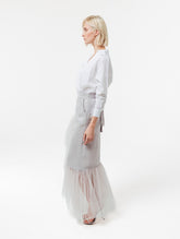 Figurbetonter knielanger Wickelrock mit doppelgelegtem breiten Volant aus Tüll und Bändern zum Binden in der Taille. Dieses Modell ist Teil unserer Reborn Linie, da es aus dem ehemaligen Rock Berta hergestellt worden ist. 