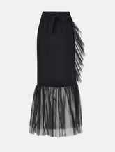 Figurbetonter knielanger Wickelrock mit doppelgelegtem breiten Volant aus Tüll und Bändern zum Binden in der Taille. Dieses Modell ist Teil unserer Reborn Linie, da es aus dem ehemaligen Rock Berta hergestellt worden ist. 