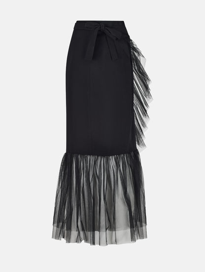 Figurbetonter knielanger Wickelrock mit doppelgelegtem breiten Volant aus Tüll und Bändern zum Binden in der Taille. Dieses Modell ist Teil unserer Reborn Linie, da es aus dem ehemaligen Rock Berta hergestellt worden ist. 