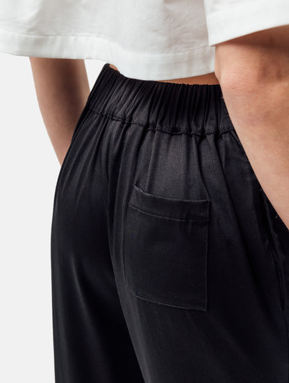 Locker sitzende Hose mit verjüngtem Bein,  elastischen Hosenbund, sowie Seitentaschen. Gefertigt aus weichem und nachhaltigem Lyocell-Viskose Mix mit Elastan. 