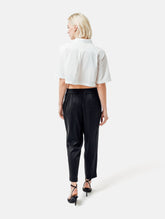 Locker sitzende Hose mit verjüngtem Bein,  elastischen Hosenbund, sowie Seitentaschen. Gefertigt aus weichem und nachhaltigem Lyocell-Viskose Mix mit Elastan. 