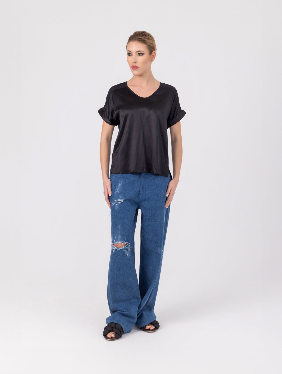 T-Shirt aus Seide mit Details aus 100% Viskose, weiten Ärmeln und geschmackvollen Details an den Schultern.
